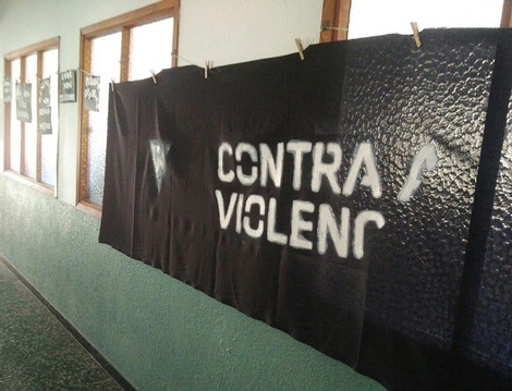 En negro contra a violencia Uqui.net