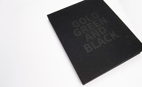 Caixa de presentación do libro Santiago de Compostela, ouro, verde e negro, por Uqui.net